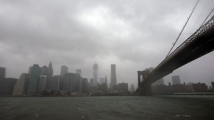 Sturmwolken über der Skyline von Manhattan.