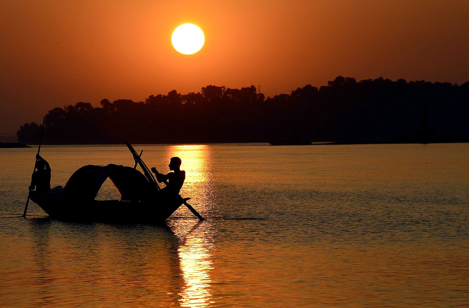 Indien ist modern und mittelalterlich, prachtvoll und bettelarm. Ein Staat, der viele Völker und Religionen vereint und eine Fülle unterschiedlicher Landschaften zu bieten hat, mit riesigen Ausmaßen und weit über einer Milliarde Einwohner. Der Bildband "India" nimmt die Herausforderung an, das Riesenland in all seinen Facetten darzustellen - hier eine Auswahl.