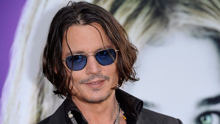 Hat Johnny Depp wirklich teilnahmslos zugesehen, als seine Leibwächter die Frau zu Boden warfen?