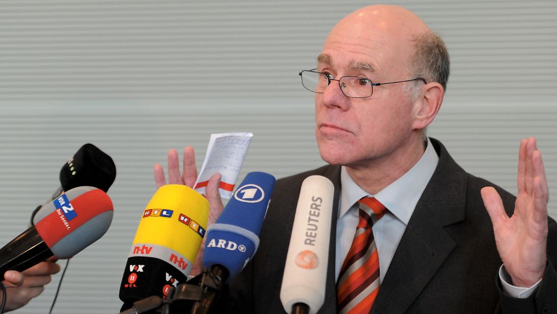 Bundestagspräsident Lammert wirkt ein wenig hilflos.