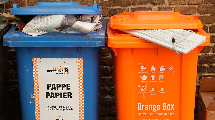 Kein Müll, sondern wertvoll: Computertastatur in einer  Wertstofftonne der Berliner Stadtreinigung BSR. 