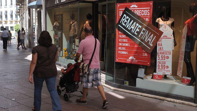 "Remate Final" (allerletzter Schlussverkauf) bei einem Bekleidungsgeschäft in Sevilla.