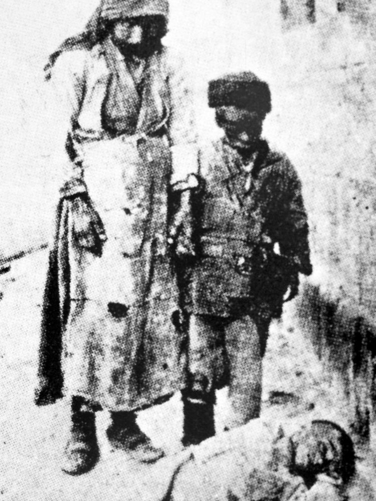 Eine Frau und ein Kind trauern über der Leiche eines kleinen Jungen, der bei dem Massakern getötet wurde (Archivfoto von 1915).
