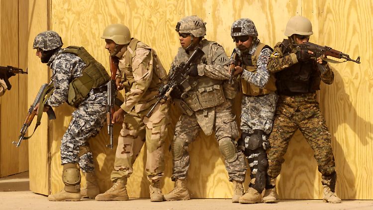Irakische Sicherheitskräfte und ein US-Soldat bei einer gemeinsamen Übung in Kirkuk.