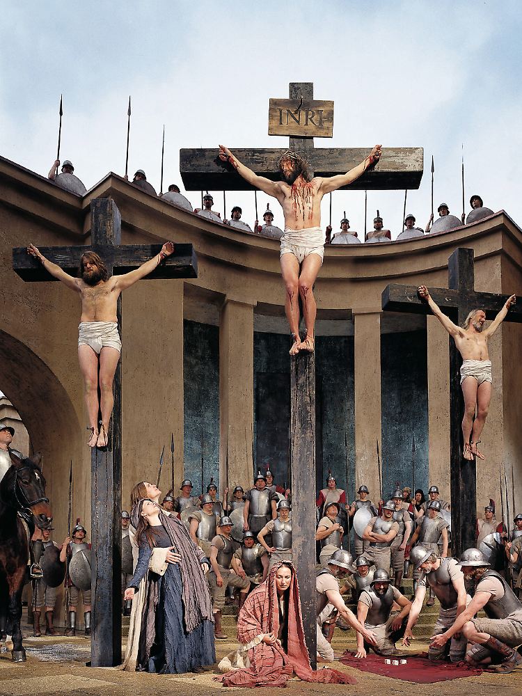 Kreuzigungsszene in Oberammergau - die Passionsspiele erzählen die Leidensgeschichte Christi.