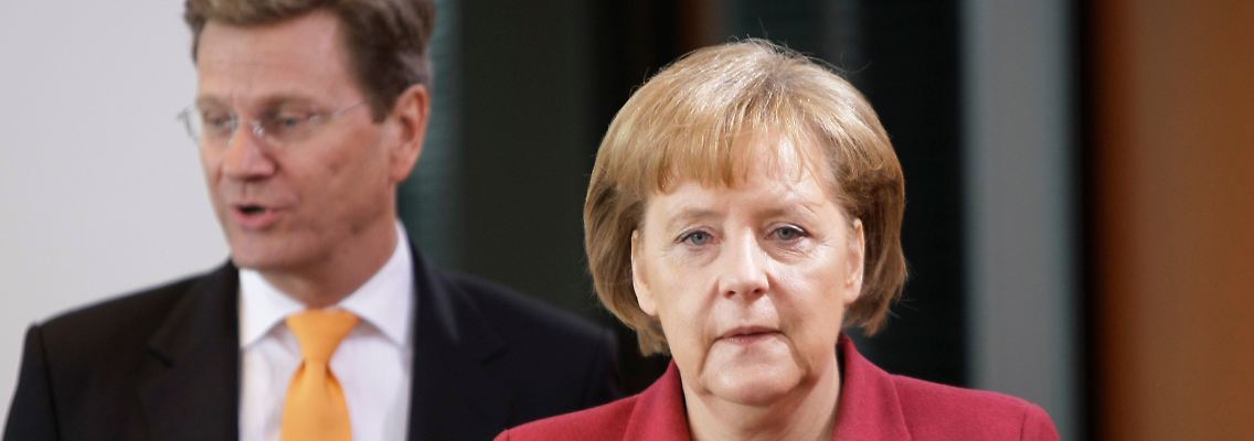 Schuldenrekord, Sparen vertagt: Westerwelle und Merkel im Kabinett.