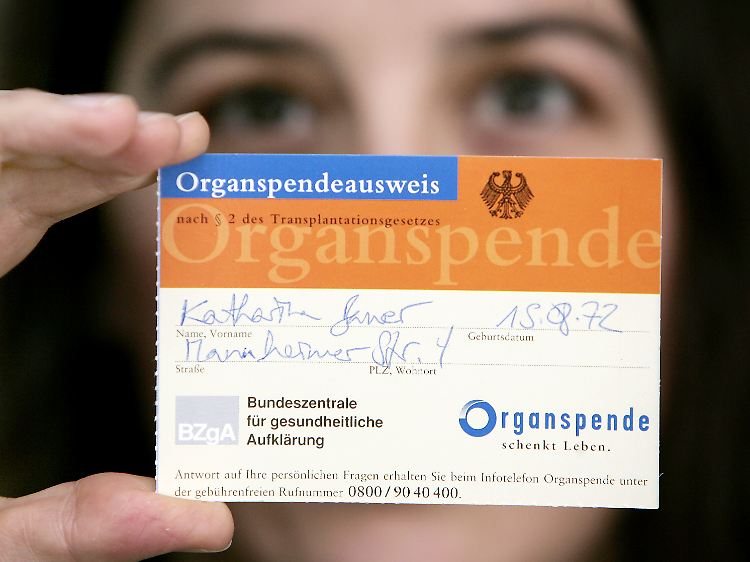 Mit Info-Post sollen Krankenkassen nun mehr Menschen gewinnen, die einen Organspendeausweis ausfüllen.
