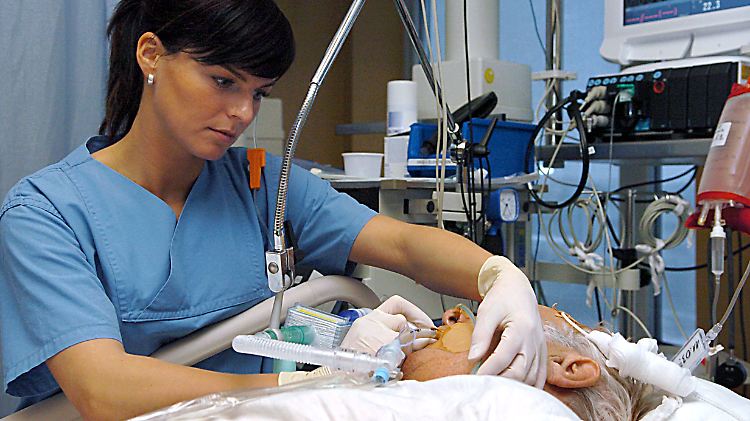 Im künstlichen Koma verringert sich der Stoffwechselbedarf der Nervenzellen. Bei einem Schädel-Hirn-Trauma wird so auch die Schwellung des Gehirns reduziert. (Archivbild)