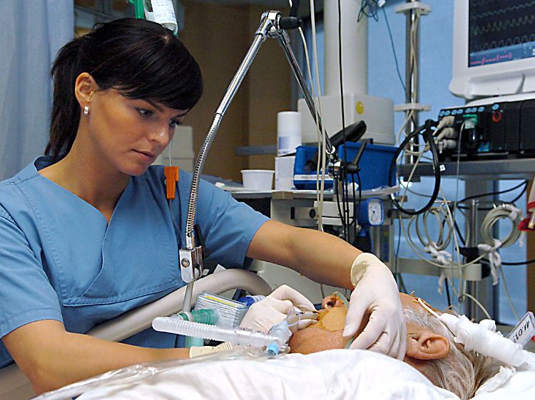 Nur Menschen, die noch beatmet werden, aber für Hirntod erklärt werden, können Organe zum Transplantieren entnommen werden.