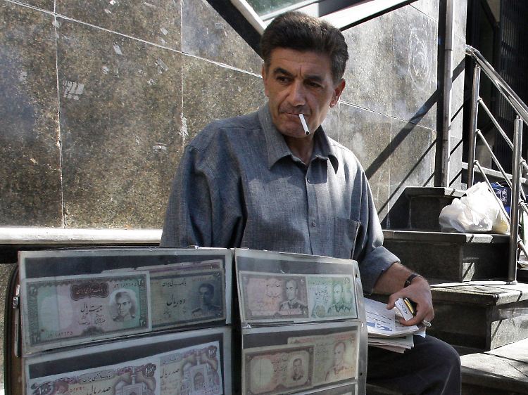 Aktuelle und vorrevolutionäre iranische Banknoten gibt es einfach auf dem Markt. Dollar sind schwieriger zu bekommen.