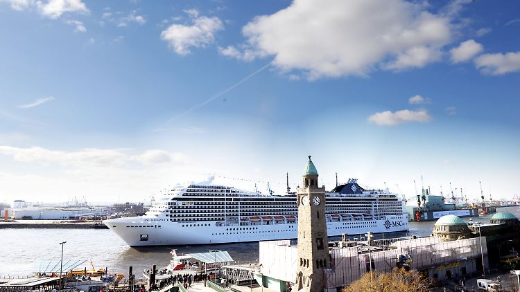 Die "MSC Magnifica" beim Einlaufen in den Hamburger Hafen.