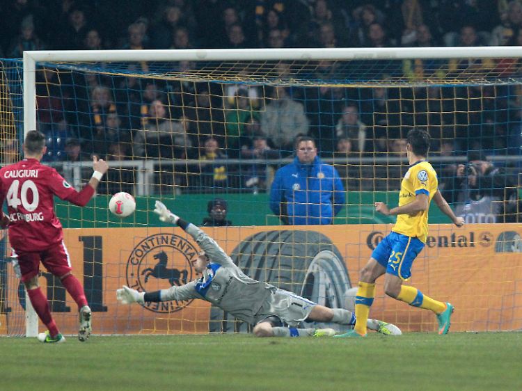 Ganze 53 Sekunden brauchte Daniel Caligiuri, um Freiburg beim Zweitliga-Spitzenreiter Eintracht Braunschweig auf Kurs Achtelfinale zu bringen.