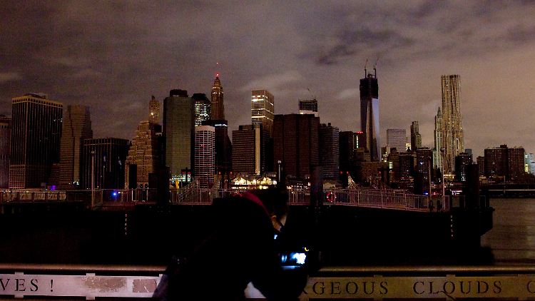 Ein Blick auf die Skyline: Noch immer sind in New York über 700.000 Menschen ohne Strom.
