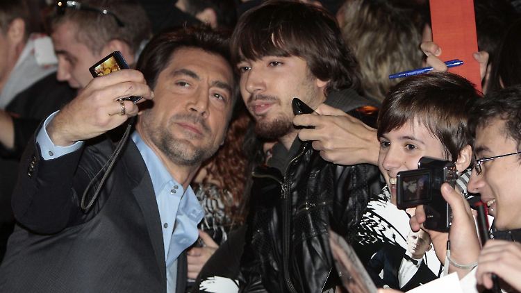 Nah an den Fans: Javier Bardem in Madrid bei der Vorstellung des neuen James-Bond-Streifens "Skyfall".