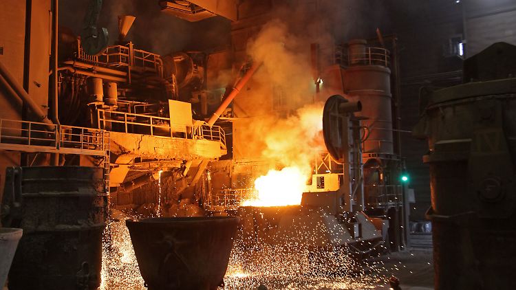Stahlabstich in der Stahlwerkshalle von ArcelorMittal in Hamburg.