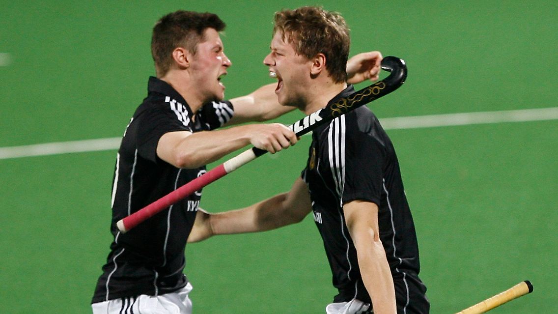 Es läuft rund: Martin Haner und Martin Zwicker freuen sich über das 4:3 gegen Argentinien.
