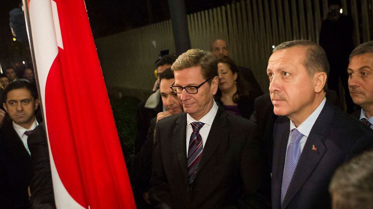 Prunkvolle Repräsentation: Westerwelle und Erdogan eröffnen die weltweit größte türkische Botschaft.