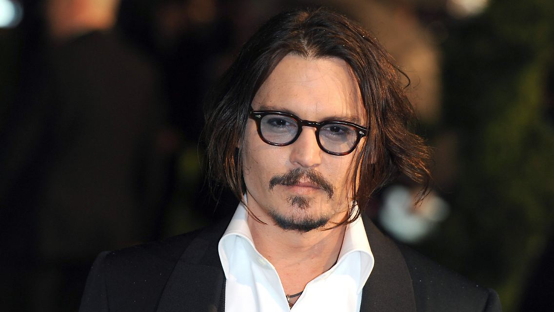 Aber der Depp ist seiner paradiesischen Vanessa doch treu, oder?!!