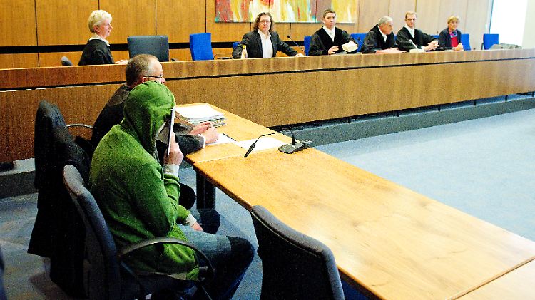 Der Angeklagte ist nicht voll schuldfähig.