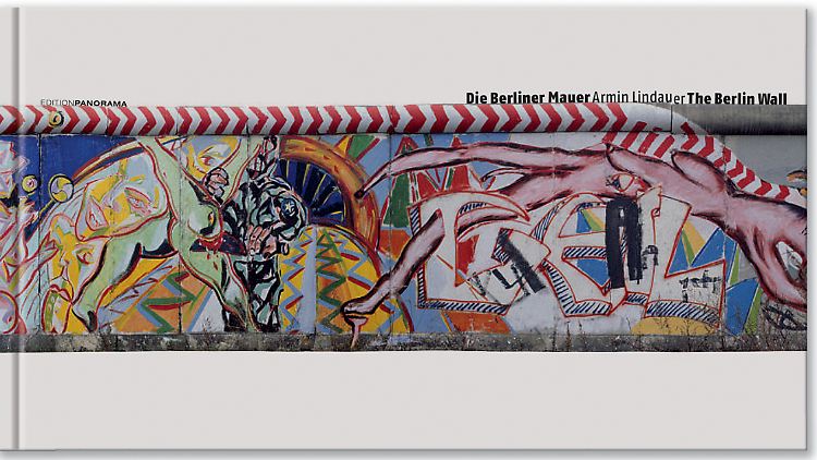 Im Band "Die Berliner Mauer" der Edition Panorama sind Dutzende Beispiele der Kunstwerke, Parolen und Kritzeleien dokumentiert, die sich einst an der Westberliner Seite der Mauer fanden.