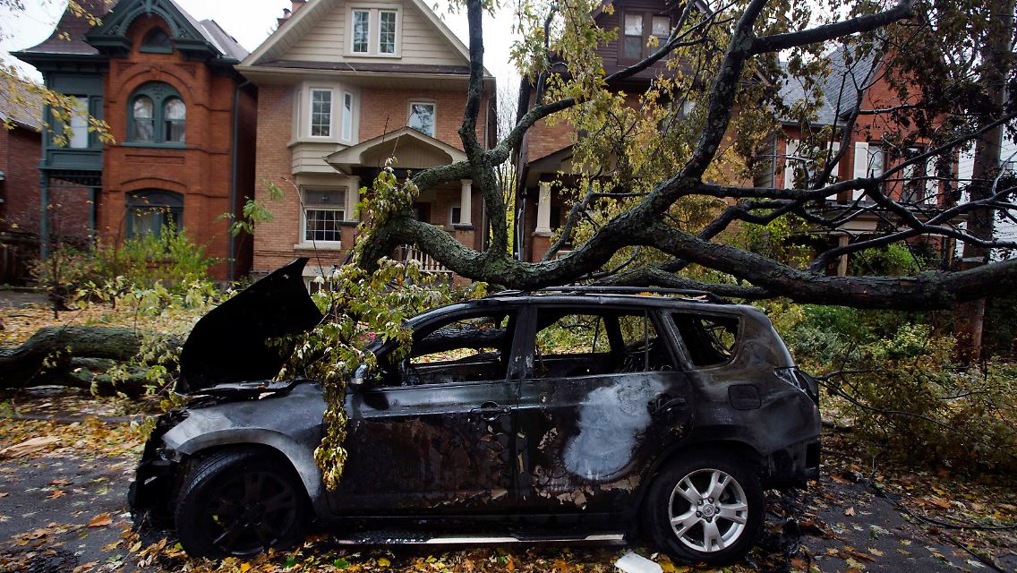 2012-10-30T193817Z_01_MDB112_RTRMDNP_3_STORM-SANDY-CANADA.JPG8350759322544157447.jpg