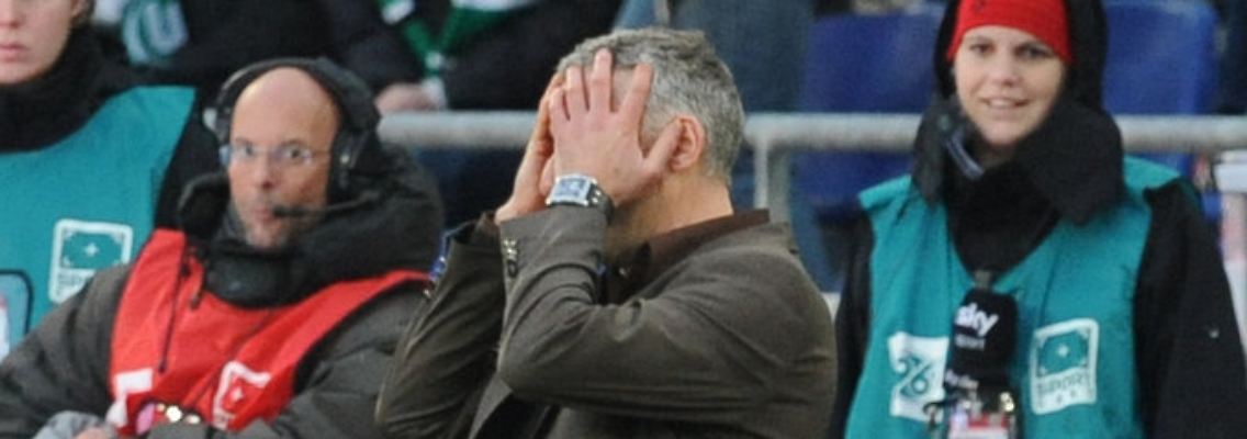 Hannovers Trainer Mirko Slomka geht es wie dem Rest der Liga: Er mag nicht mehr hinsehen.
