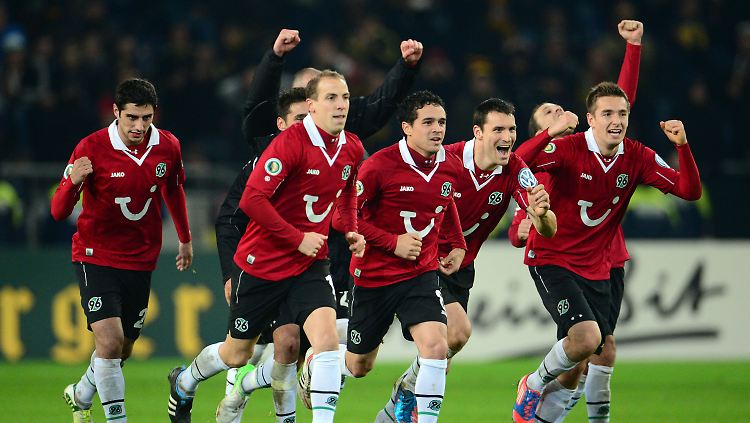 Erlösung vom Punkt: Hannovers Spieler feiern den Sieg im Elfmeterschießen über Zweitligist Dynamo Dresden.
