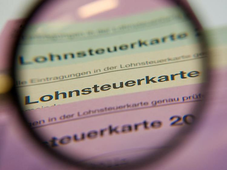 Im nächsten Jahr ist Schluss: Die Lohnsteuerkarte aus Pappe wird abgeschafft. Der Datenaustausch erfolgt ab 2013 nur noch elektronisch.