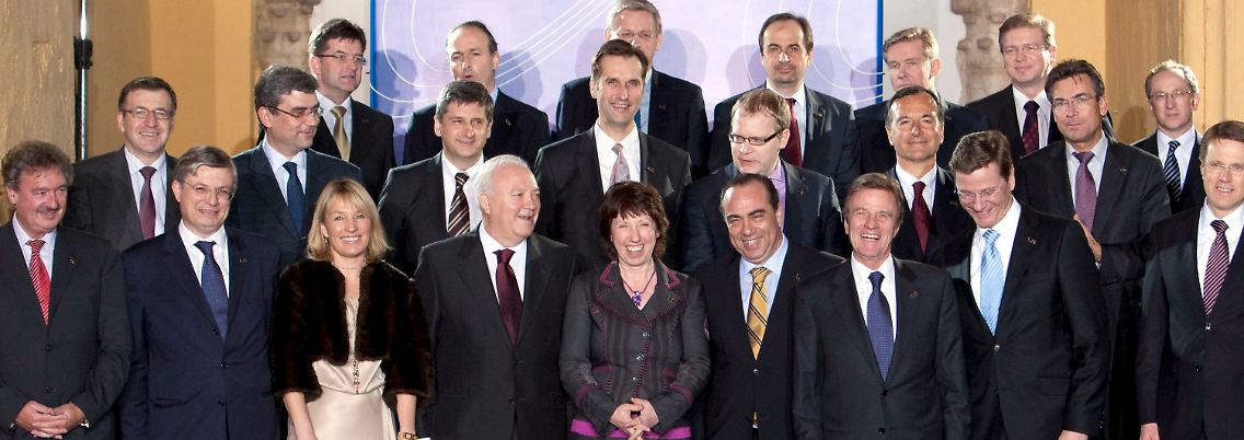Der EU-Außenministerrat ist ein Männerclub, bis auf zwei Frauen: die dänische Chefdiplomatin Lene Espersen und Catherine Ashton.
