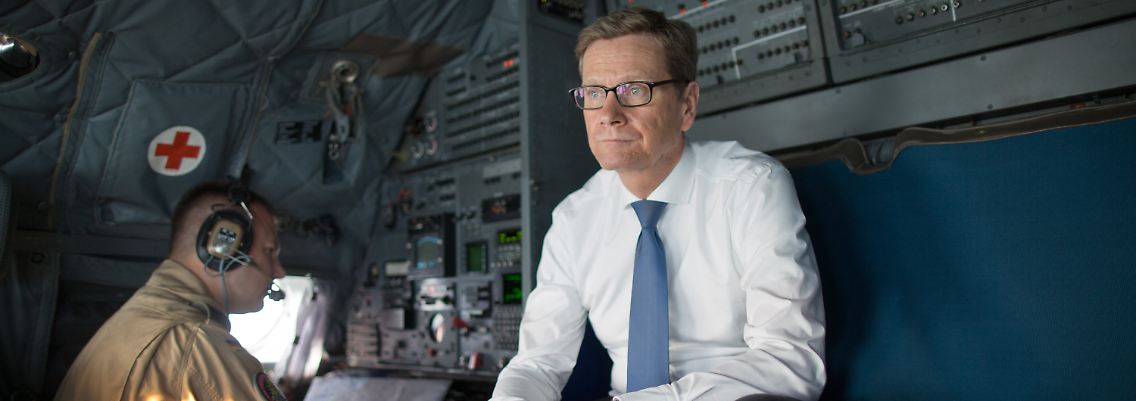 Westerwelle auf seiner Tour durch Afrika. Zu Mali sagte er: "Ein rechtsfreier Raum am Südrand der Sahara, in dem Terroristen ihr Rückzugsgebiet finden, würde auch unsere Sicherheit gefährden."