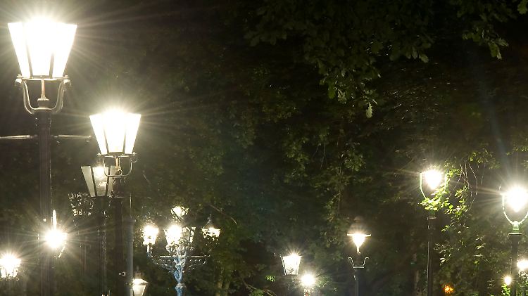 Könnten bald früher dunkel werden: Viele Städte können sich den Betrieb von Straßenlaternen in der Nacht nicht mehr leisten.