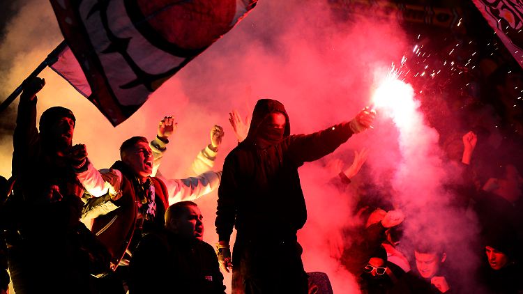Vor dem Spiel gab es Randale, während des Spiels wurde Pyrotechnik gezündet.