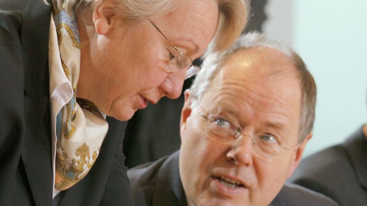 Negative Schlagzeilen: Annette Schavan und Peer Steinbrück müssen sich gegen - unterschiedliche - Vorwürfe wehren.