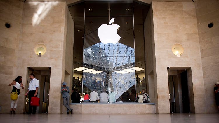 Das Apple-Logo am Louvre in Paris.