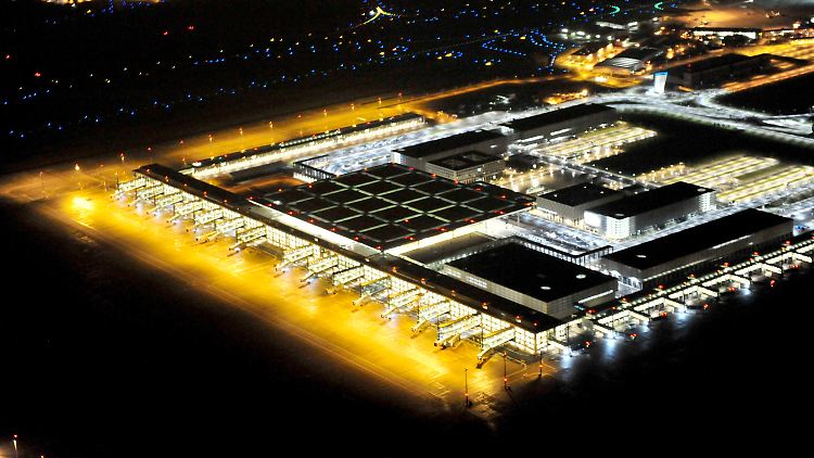 Der Flughafen sieht von außen bereits fertig aus.