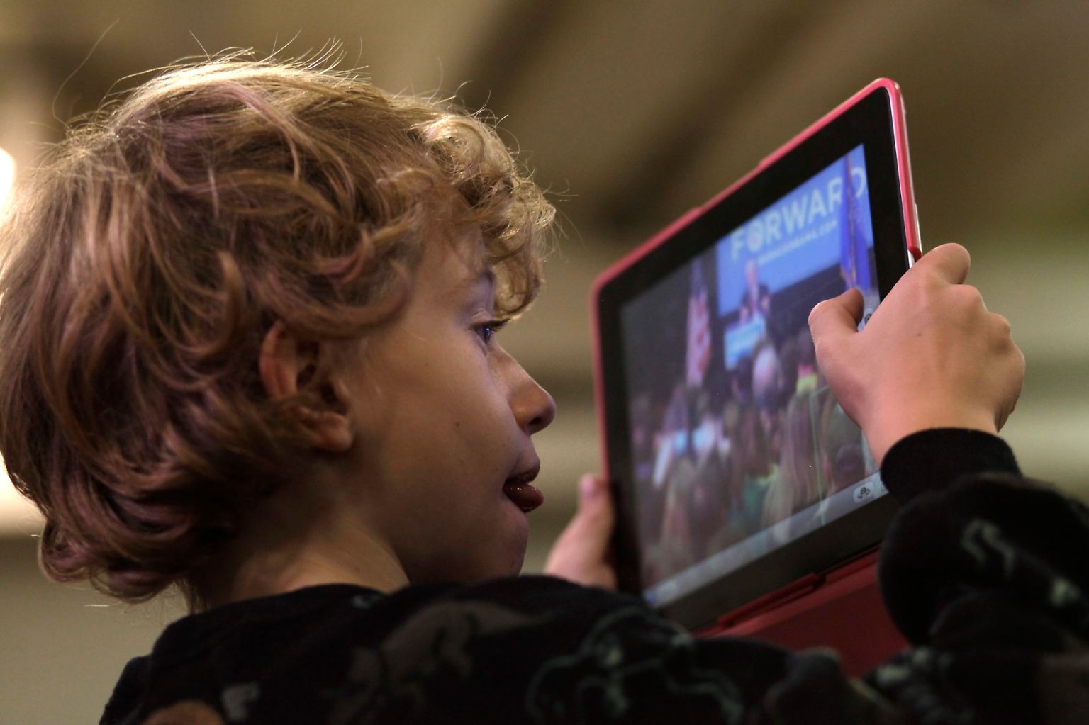 Apple neues, kleines iPad Mini ist da. Kleiner als das, was der Junge hier in der Hand hat.