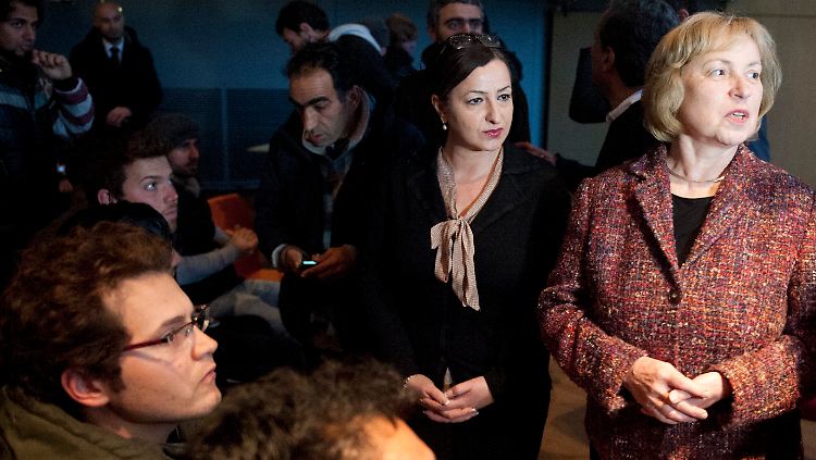 Maria Böhmer (r.) und Dilek Kolat (M.) besuchen die Mahnwache der Flüchtlinge.