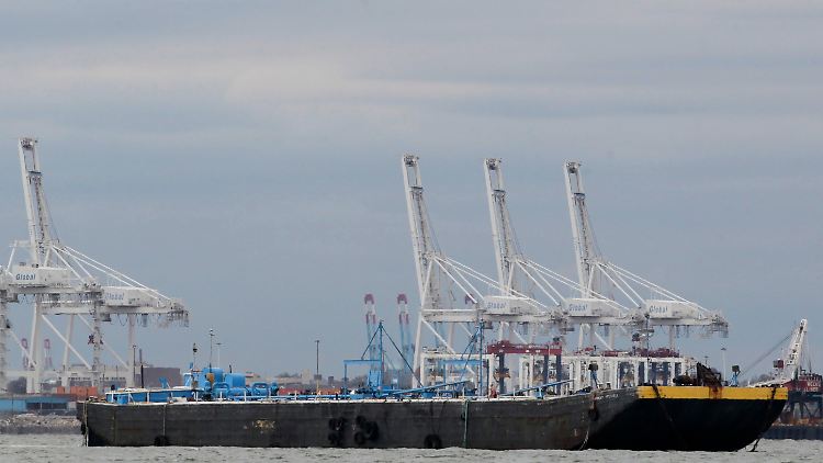 Öltanker im New Yorker Hafen. Langsam kehrt Normalität ein. 