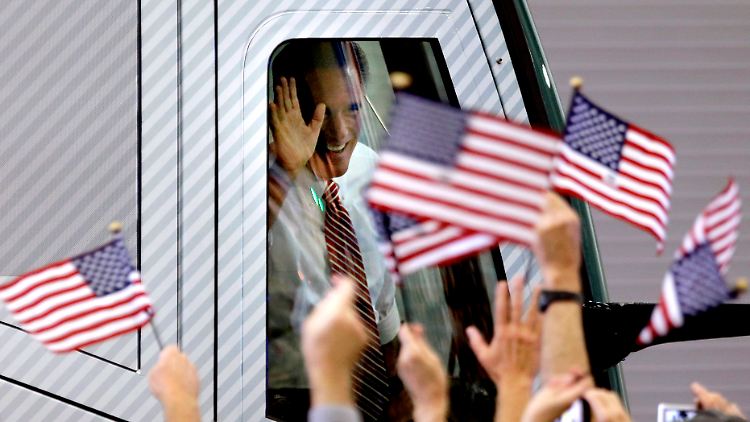 Romney ist noch immer mit seinem Bus unterwegs, um die Wähler zu überzeugen.