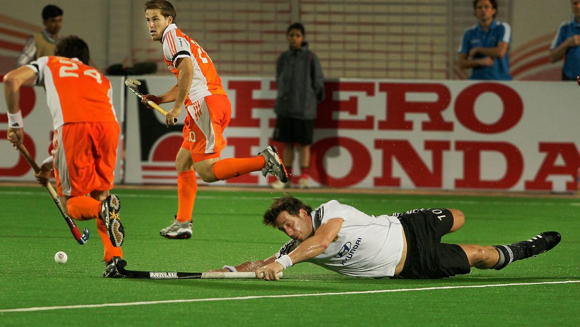 Jan-Marco Montag streckt sich vergebens nach dem Ball.