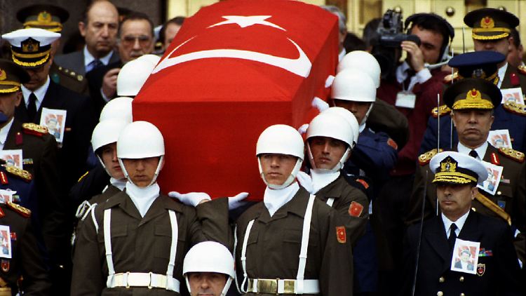Schon bei der Beerdigung Özals gab es Gerüchte.