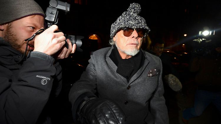 Gary Glitter wird nach seiner Festnahme am Abend wieder auf freien Fuß gesetzt - vor seinem Haus lauern die Fotografen.