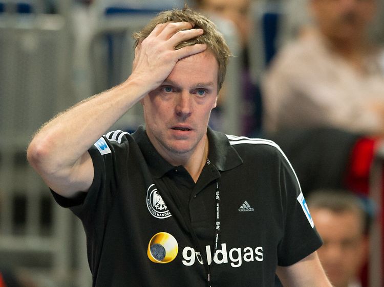 Bundestrainer Martin Heuberger hatte nach dem Debakel gegen Montenegro nur Phrasen zur Erklärung parat.