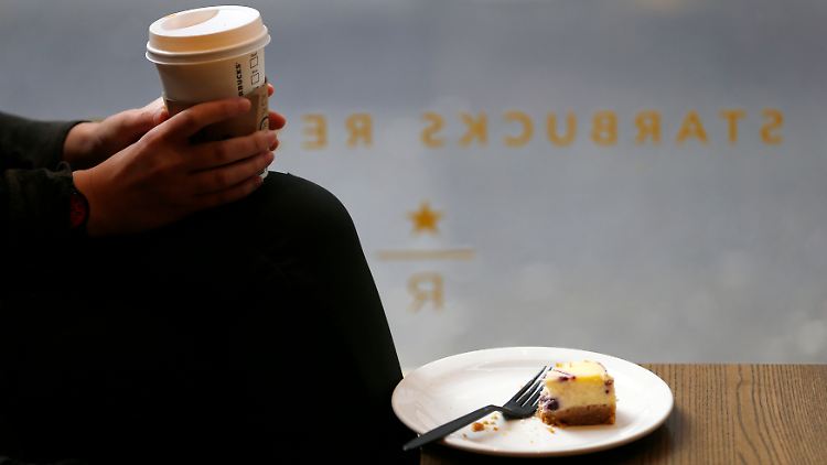 Momente der Gegenwart: Eine Kundin bei Starbucks spürt für einen Moment dem Zeitgeist nach.