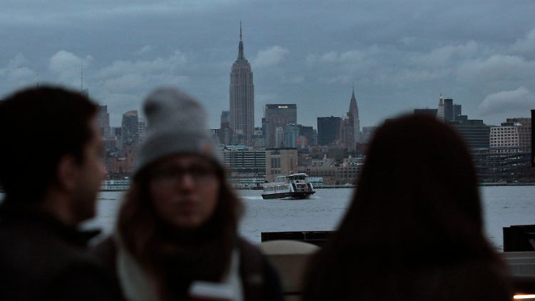 Pendler warten auf die Fähre, um von New Jersey nach Manhattan überzusetzen.