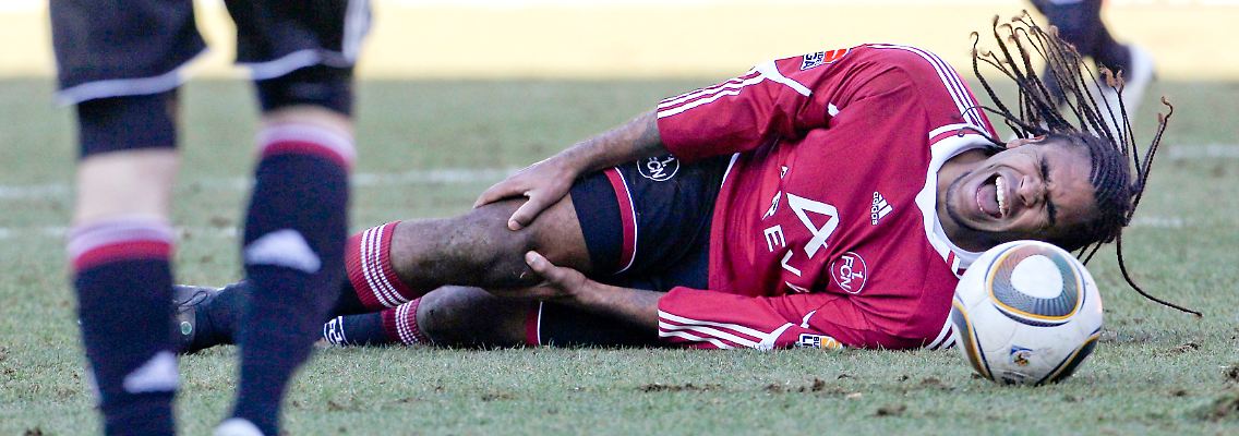 Die Bänder sind durch: Breno nach dem Foul von Leverkusens Stefan Reinartz.