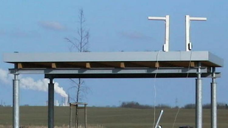 Mit Richtantennen am Straßenrand wollen Forscher aus Rostock die Autobahnen mit WLAN-Verbindung versorgen.