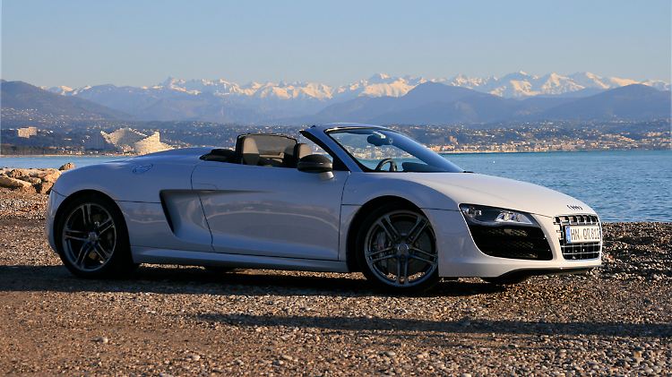 Außer der versenkbaren Heckscheibe des R8 Spyder kann auch ein aufsteckbares Schild als Windschott benutzt werden.