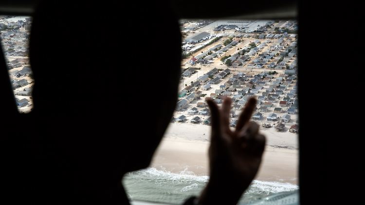 US-Präsident Obama überfliegt die Küste von New Jersey.