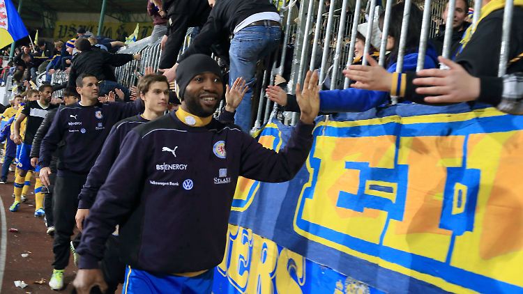 Die Braunschweiger Spieler, vorn Dominick Kumbela, bedanken sich nach dem Heimsieg bei den Fans.